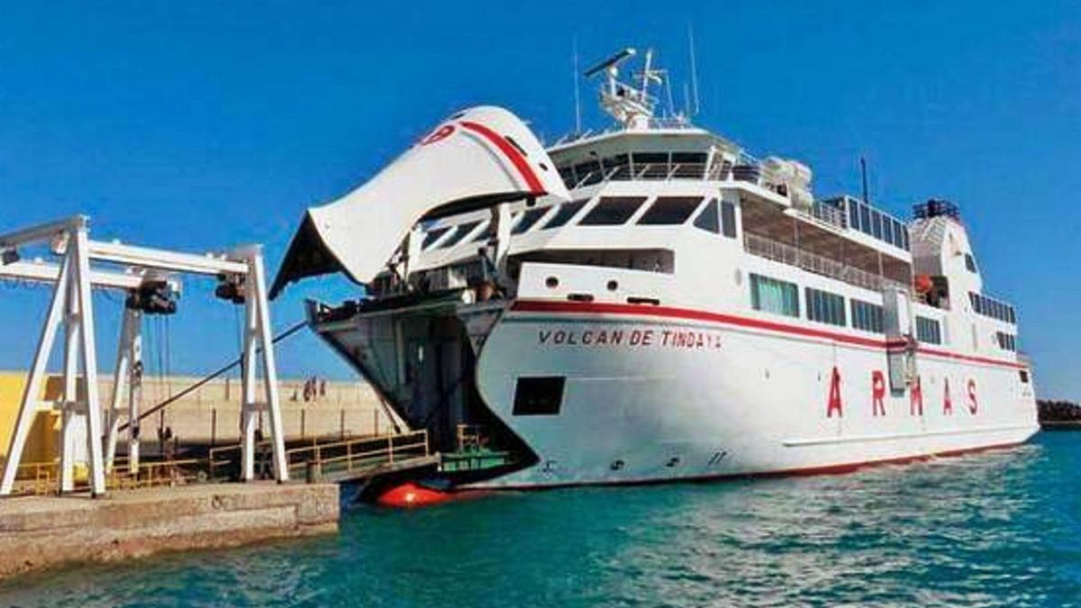 Un barco de la naviera Armas en su atraque en la isla de Lanzarote.