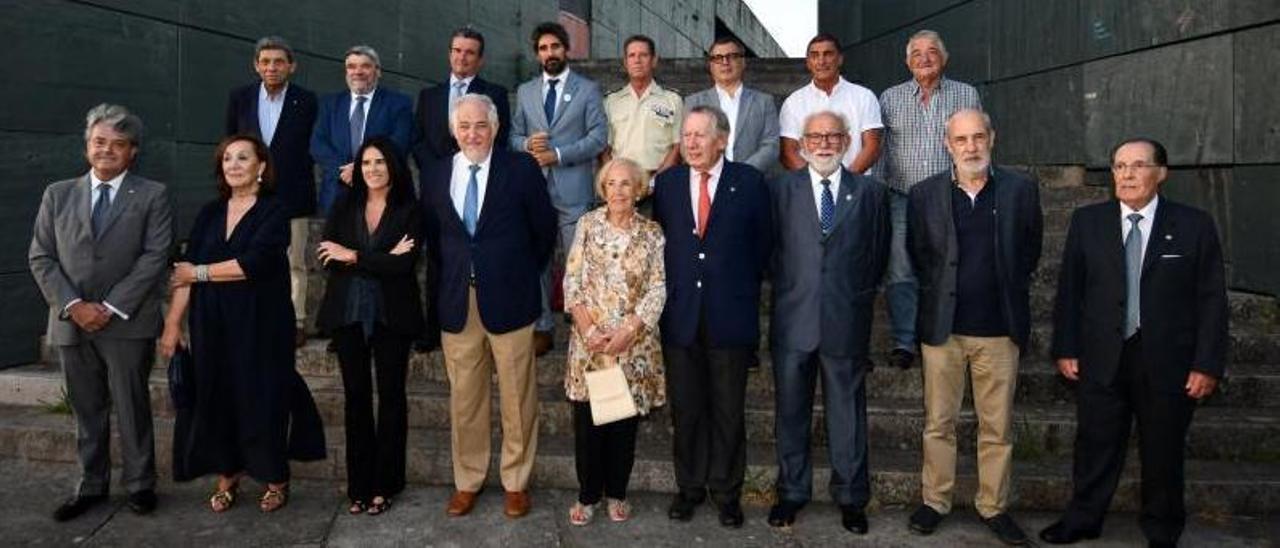 Foto de familia de los galardonados con los premios extraordinarios del 50 aniversario y los anuales.