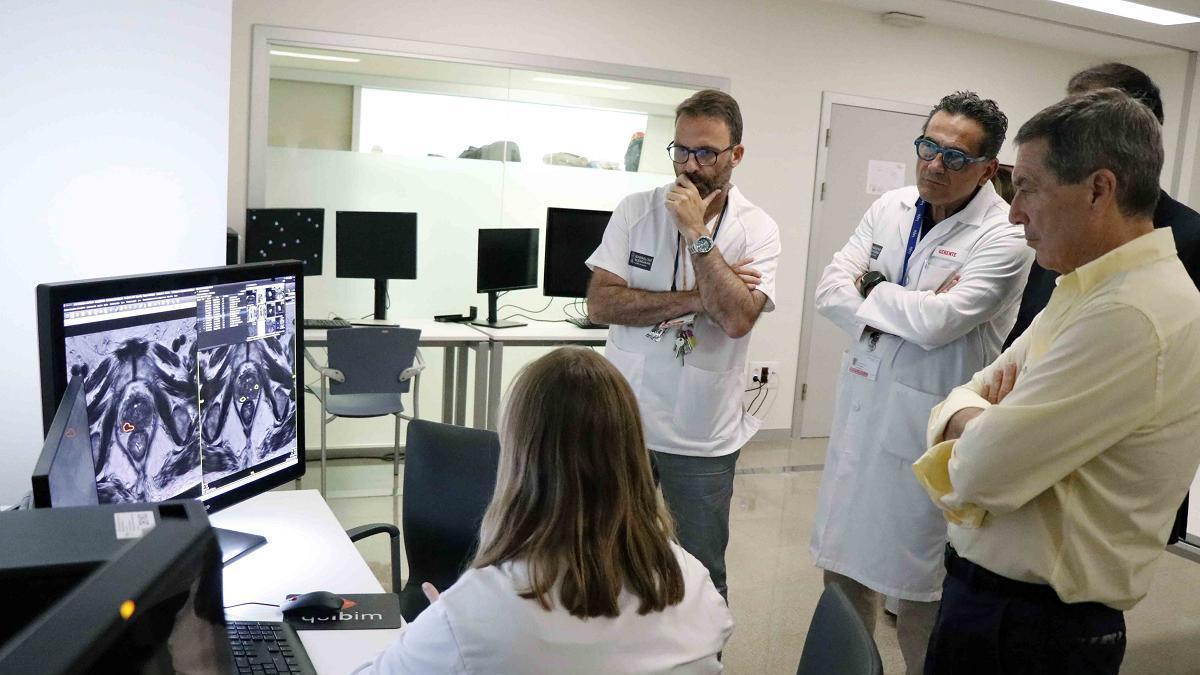 El conseller de Sanidad visita el Servicio de Urología del hospital para conocer el funcionamiento de esta herramienta.