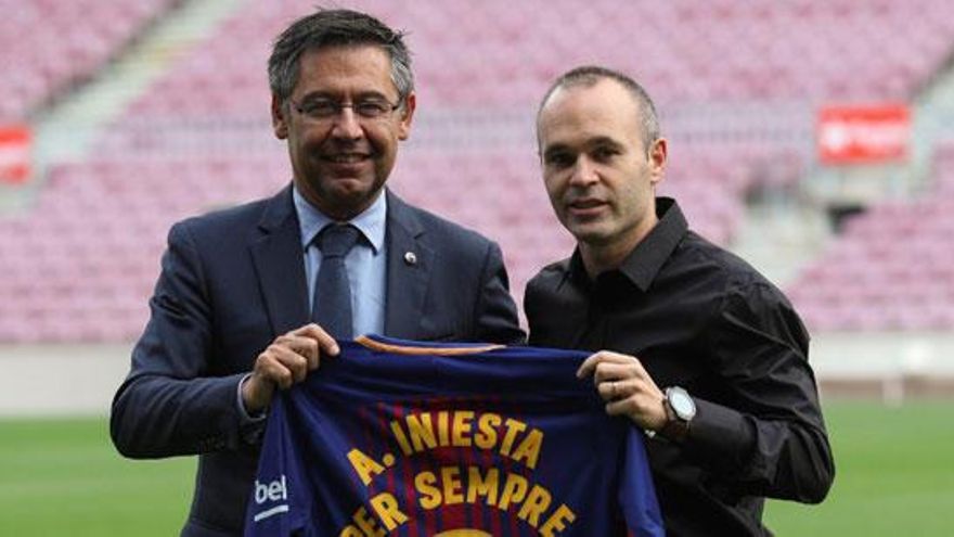 Andres Iniesta  y osep Maria Bartomeu, tras la renovación