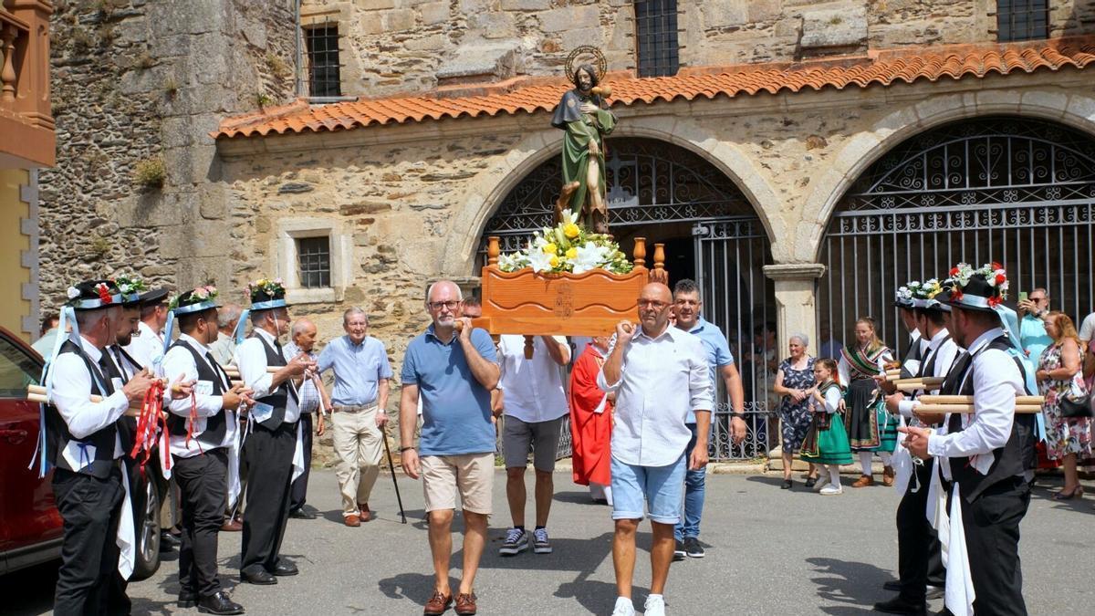 Procesión de San Roque en Alcañices. Las autoridades durante la misa del día del patrón