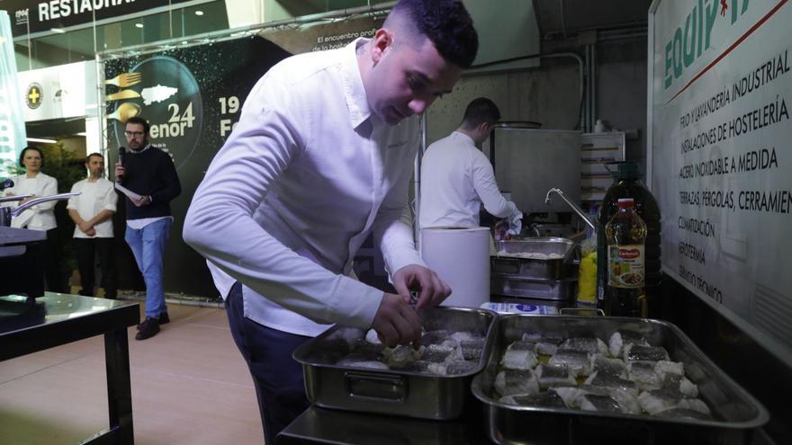 Alejandro Villa, durante el «show-cooking» en Salenor con pescado de la rula de Avilés. | Ricardo Solís