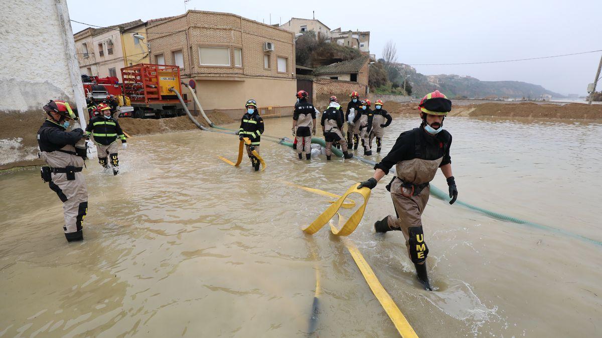 Efectivos de la UME achicando agua en Gallur.