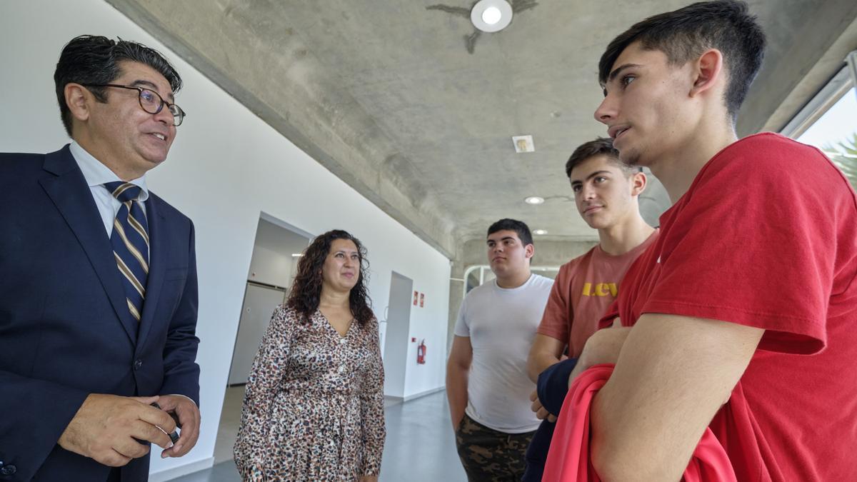 El presidente del Cabildo de Tenerife, Pedro Martín, conversa con participantes en &#039;Empleoland&#039;