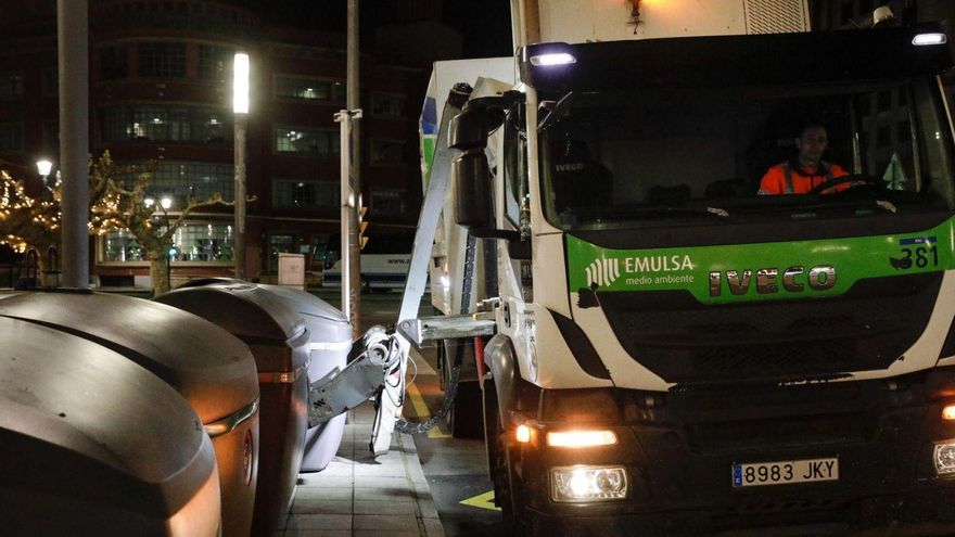 Un camión de Emulsa, durante la recogida de basura de los contenedores. | JUAN PLAZA