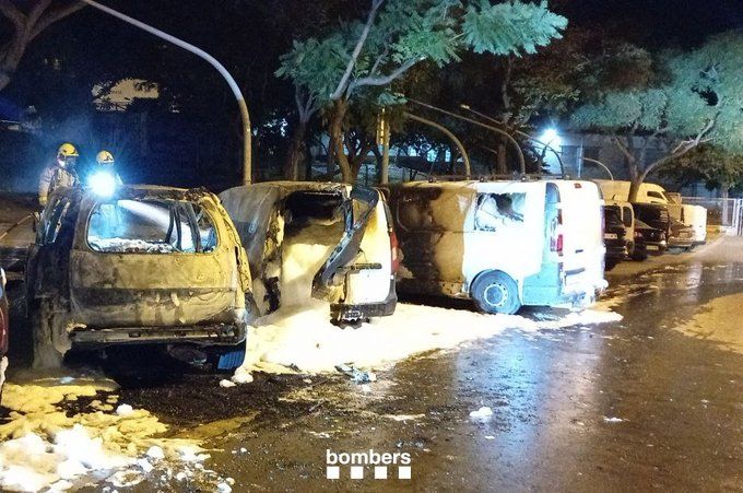 Imagen de los vehículos calcinados en el barrio de Llefià de Badalona