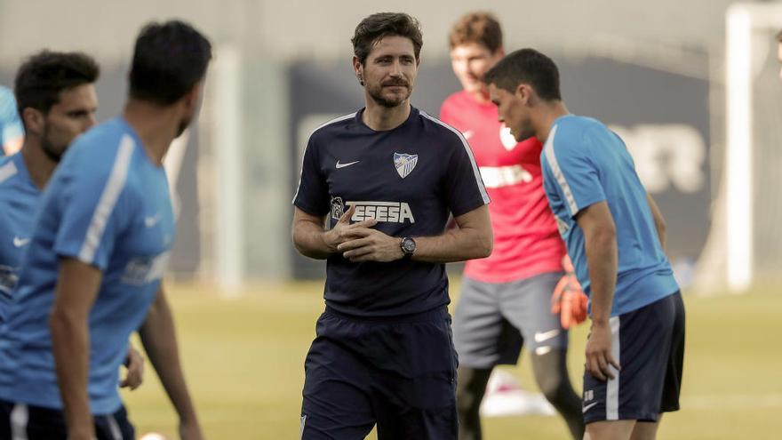 Víctor Sánchez del Amo vivió un Lunes Santo intenso en Málaga, desde que llegó en AVE a las 10 de la mañana a la Estación María Zambrana. Desde allí se fue a La Rosaleda, firmó su contrato con el Málaga CF y por la tarde dirigió su primera sesión de trabajo al frente del equipo blanquiazul, que ya prepara con su nuevo técnico la visita a Alcorcón del viernes en la que habrá tres puntos en juego muy importantes en el objetivo de regresar este próximo verano a la Primera División del fútbol español