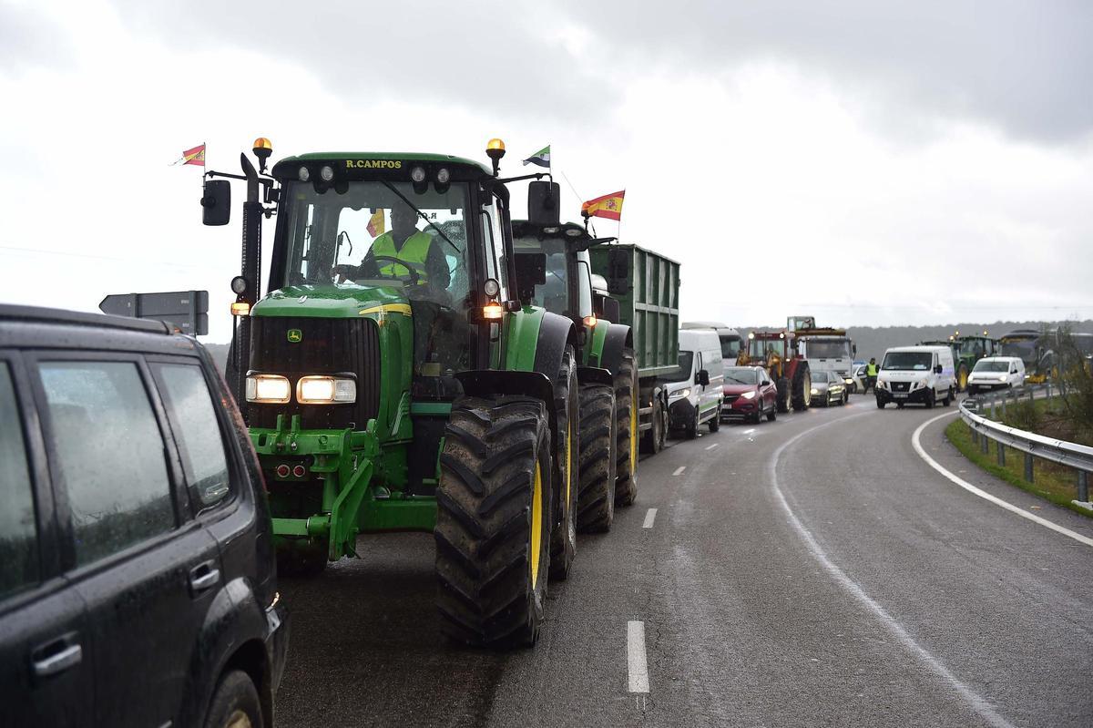 Tractores y vehículos en la rotonda de Fuentidueñas de Plasencia.