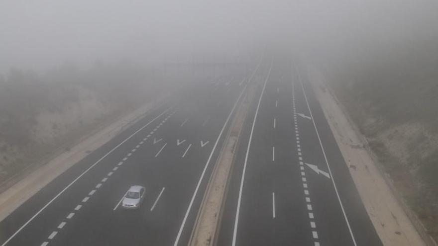 ¿Cómo conducir cuando hay niebla y qué luces hay que poner?