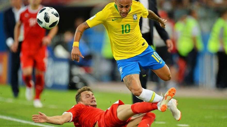 Neymar intenta salva la dura entrada del serbio Adem Ljajic, en el partido de ayer en Moscú. // Peter Powell