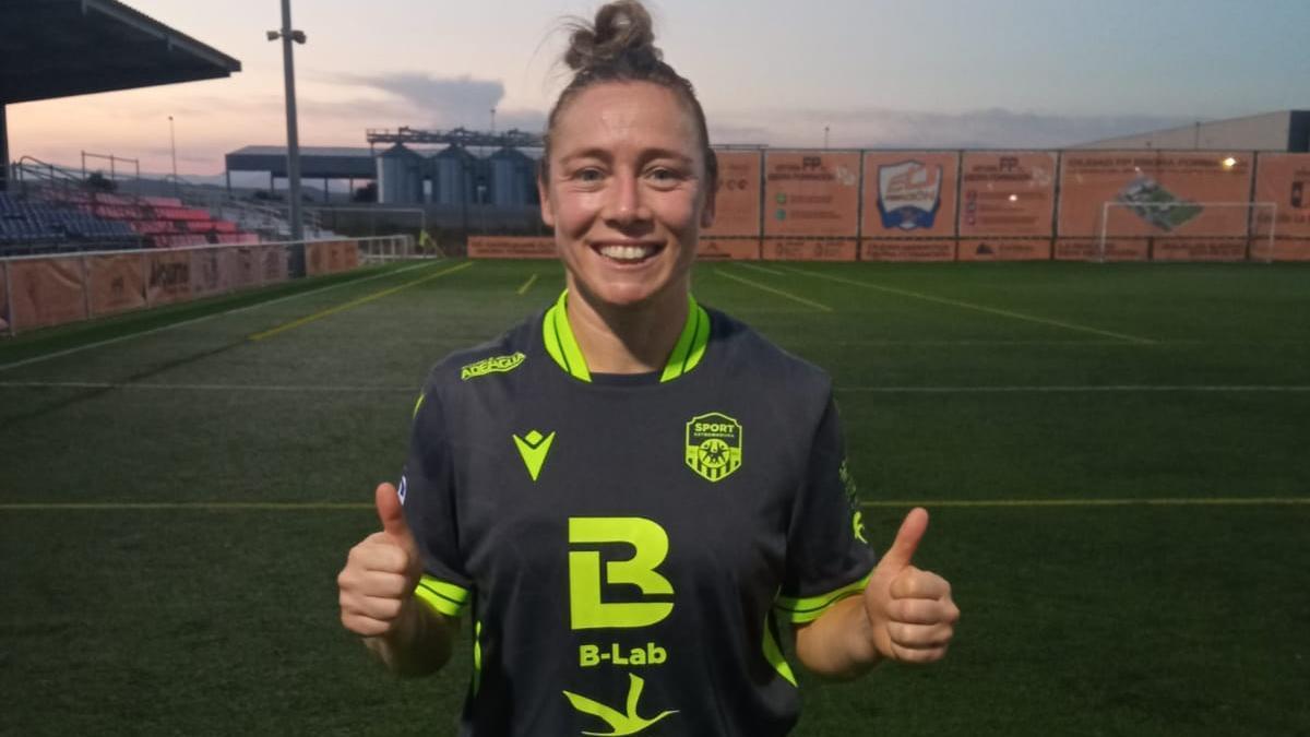 Magalhães posa con la camiseta del Sport Extremadura.