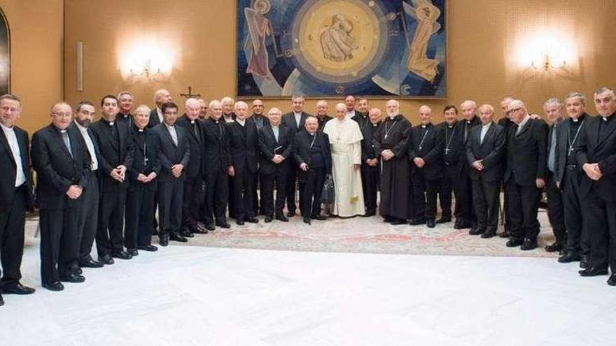 El Papa, flanqueado por los obispos chilenos, este jueves, en el Vaticano.