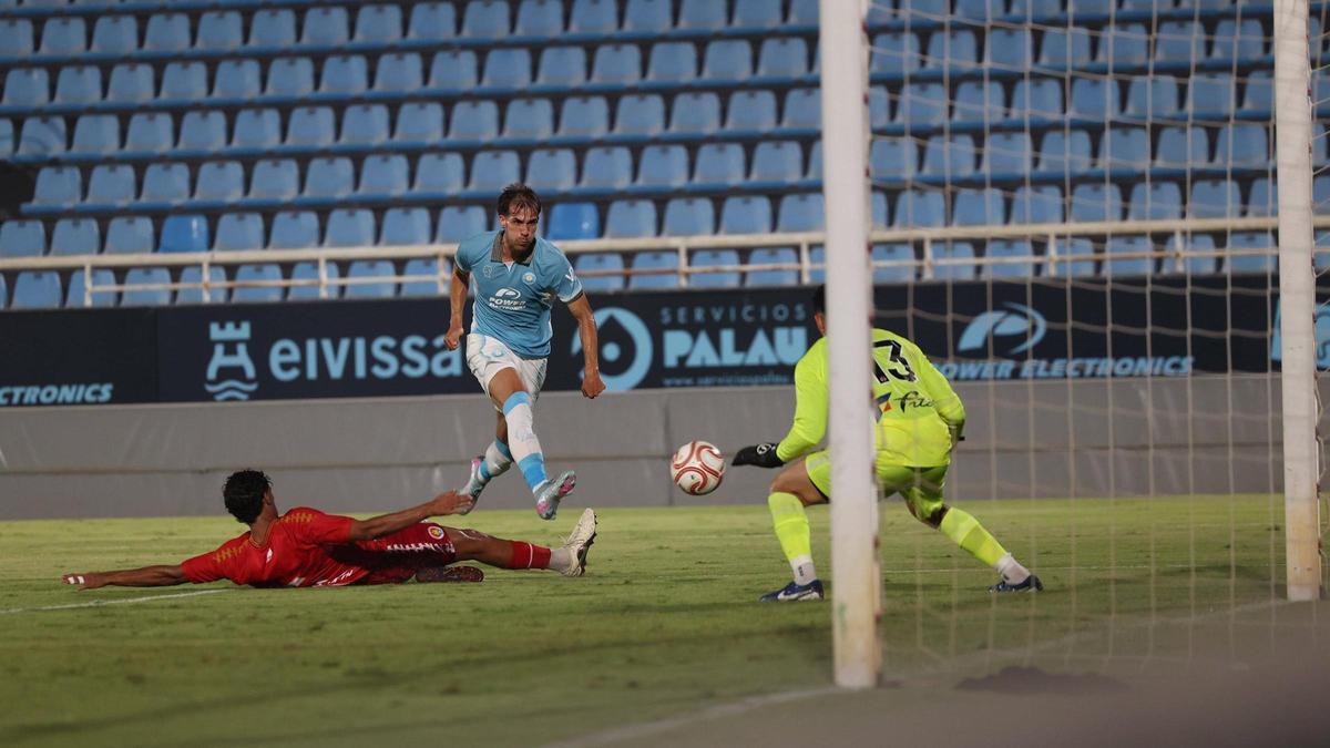 Ander Yoldi dispara a puerta ante un jugador rival.