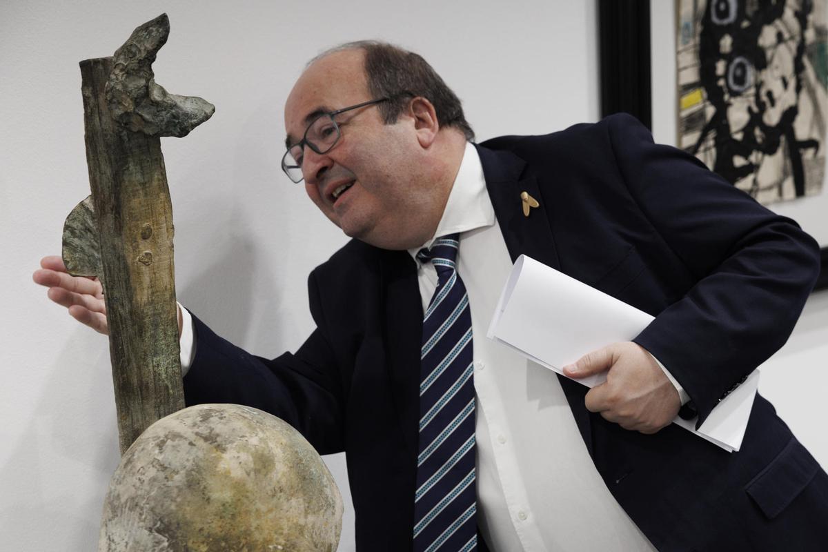 El ministro de Cultura y Deporte, Miquel Iceta, durante su visita a la Feria Internacional de Arte Contemporáneo ARCOmadrid.