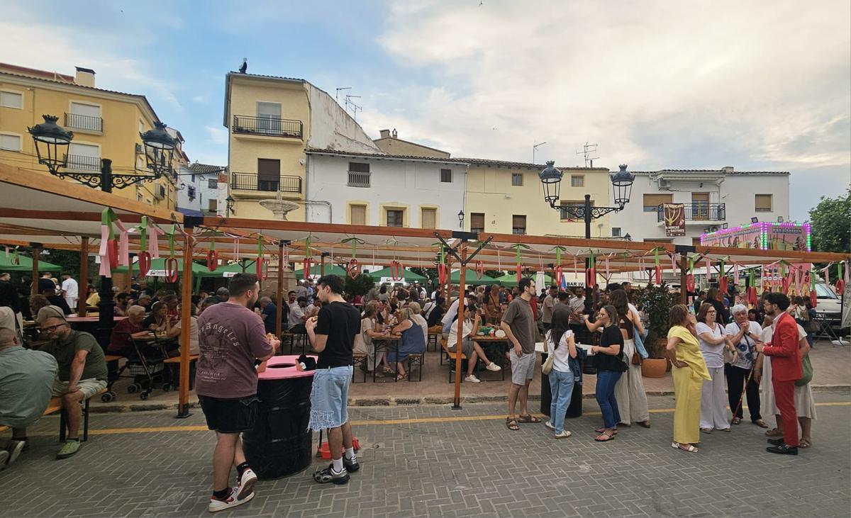 Visitantes del IV Mercado de la Cereza de Zarra.