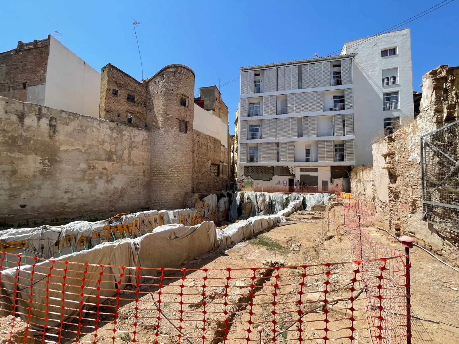Así está la muralla islámica, en espera de que se retomen las obras de rehabilitación para hacerla visitable