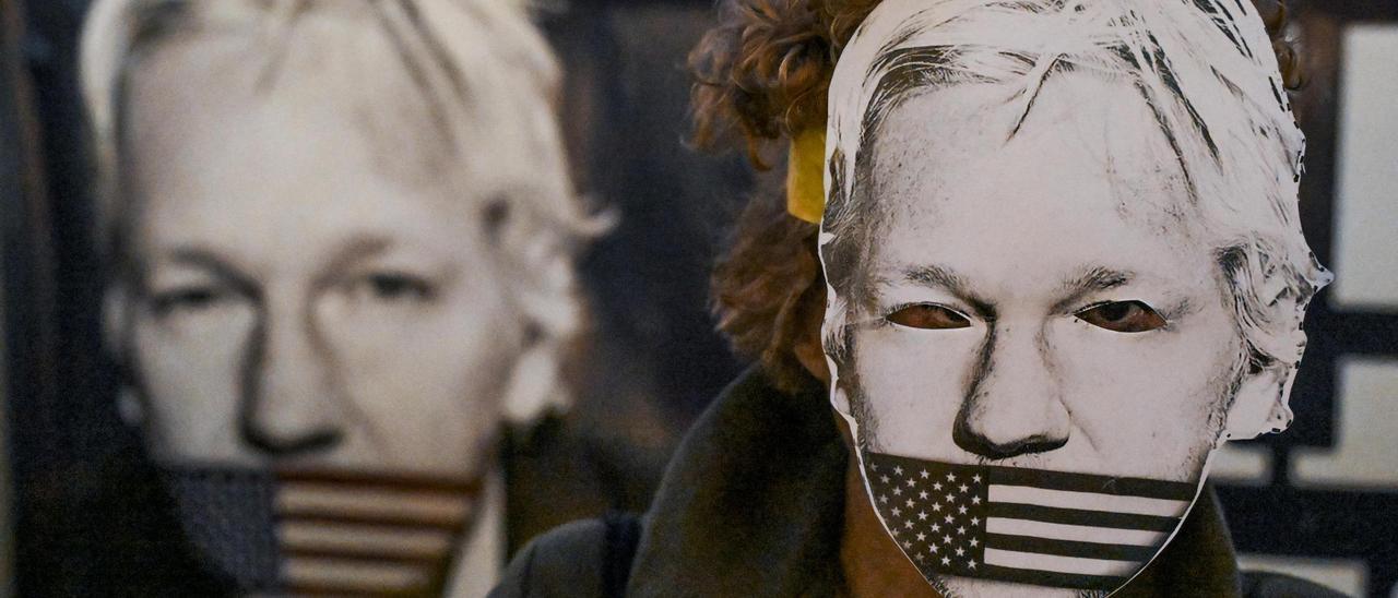 Protesta en Nápoles para pedir la liberación de Jlian Assange, este martes.