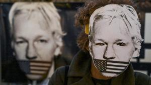 Protesta en Nápoles para pedir la liberación de Jlian Assange, este martes.