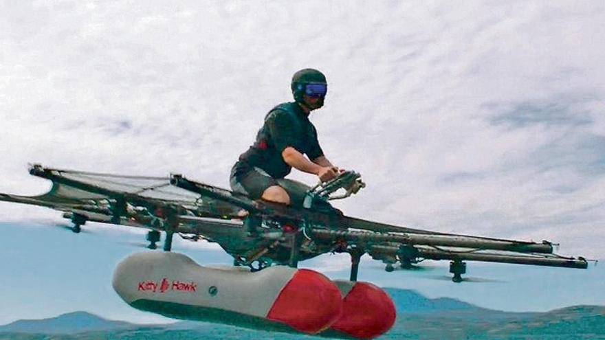 Arriba, Cameron Robertson, en el vuelo de prueba del &quot;Kitty Hawk Flyer&quot;. Debajo, a la izquierda, Judith Obaya y Paco Martínez, con su moto voladora, y el inventor, en una de las pruebas.