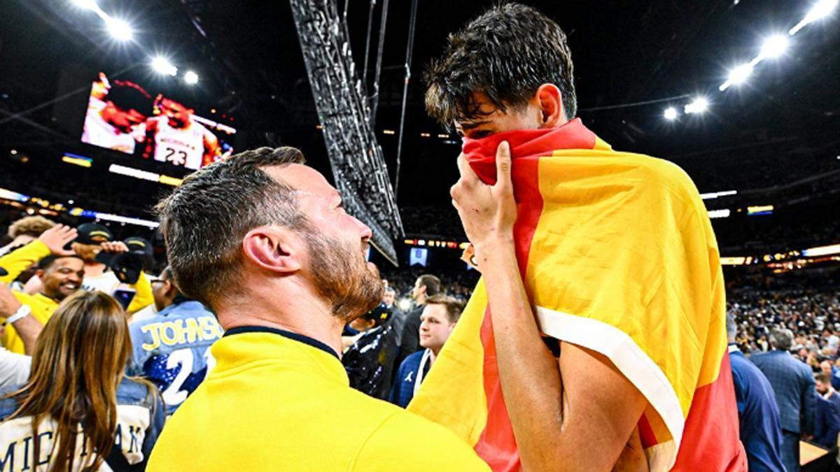 Aday Mara corta la red de la canasta tras proclamarse campeón de la NCAA con los Michigan Wolverines