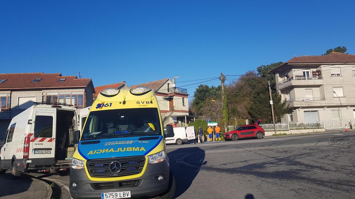 Una ambulancia, esta semana, atendiendo un accidente de tráfico en Moaña. / F.G.S.