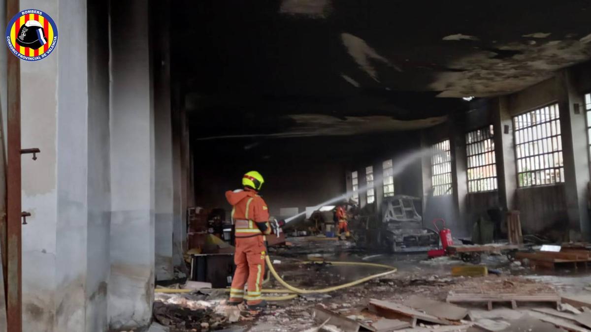 Uno de los momentos del operativo coordinado en la nave emplazada en Albaida.