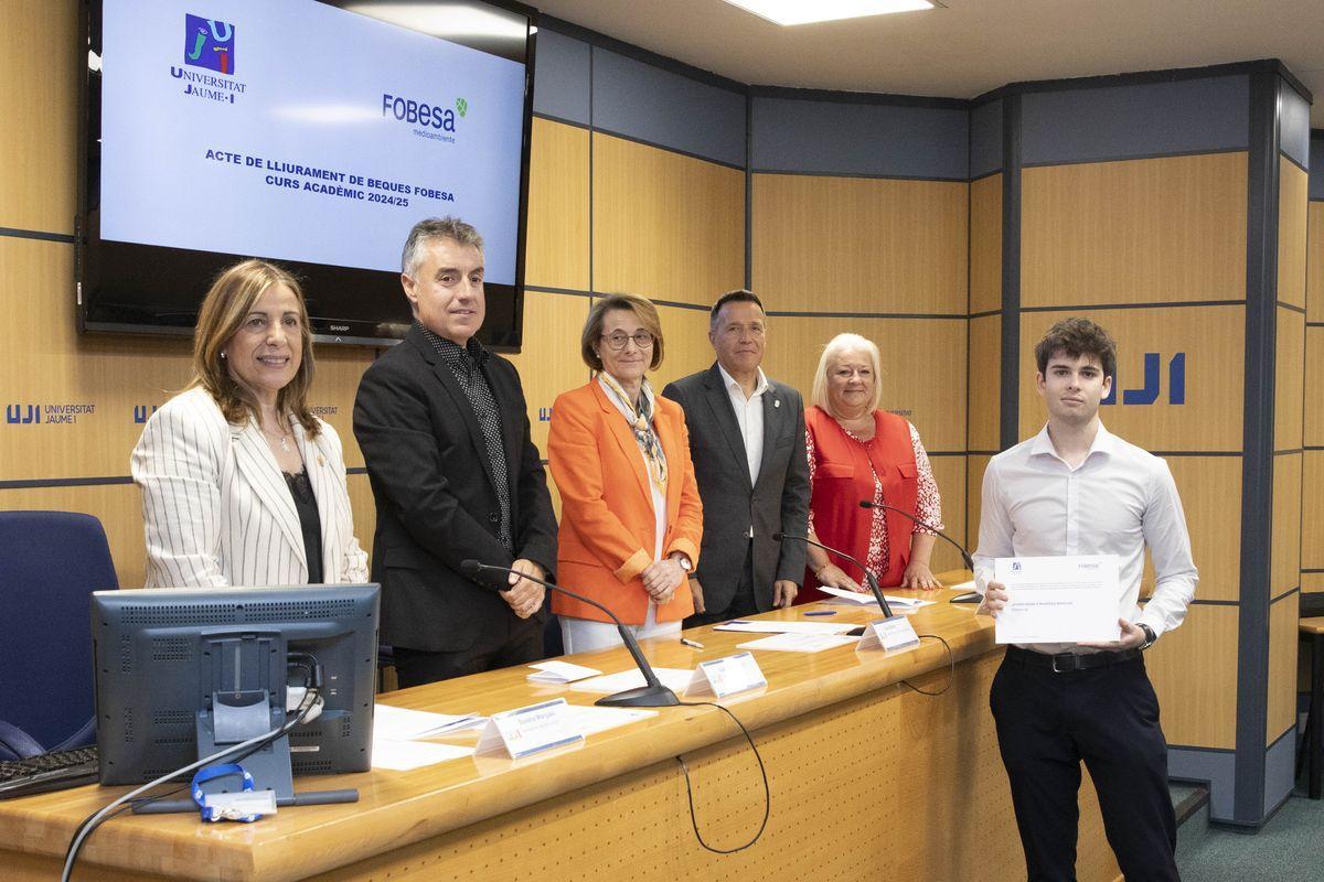 Uno de los estudiantes recibe la ayuda por parte de las autoridades.
