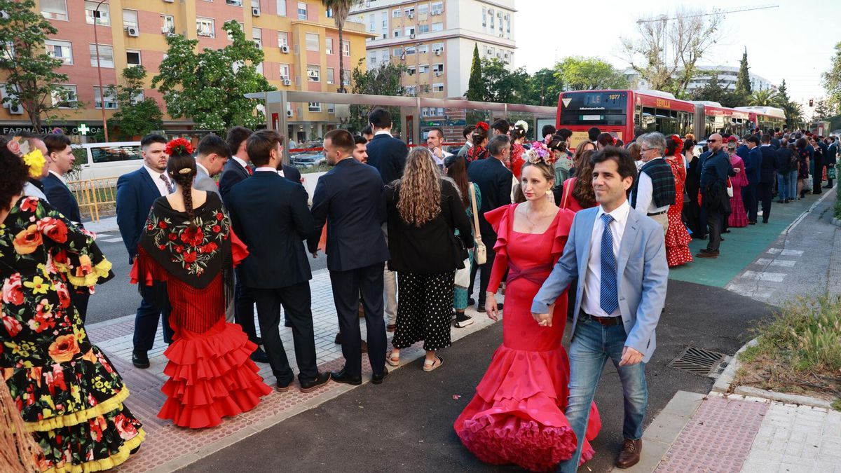 Numerosas personas hacen cola para coger el autobús LE especial de Sevilla este a la Feria de abril de Sevilla. A 07 de mayo de 2025, en Sevilla (Andalucía, España). Ambiente en el Real de la Feria de Abril de Sevilla. 07 MAYO 2025 Rocío Ruz / Europa Press 07/05/2025. Rocío Ruz;