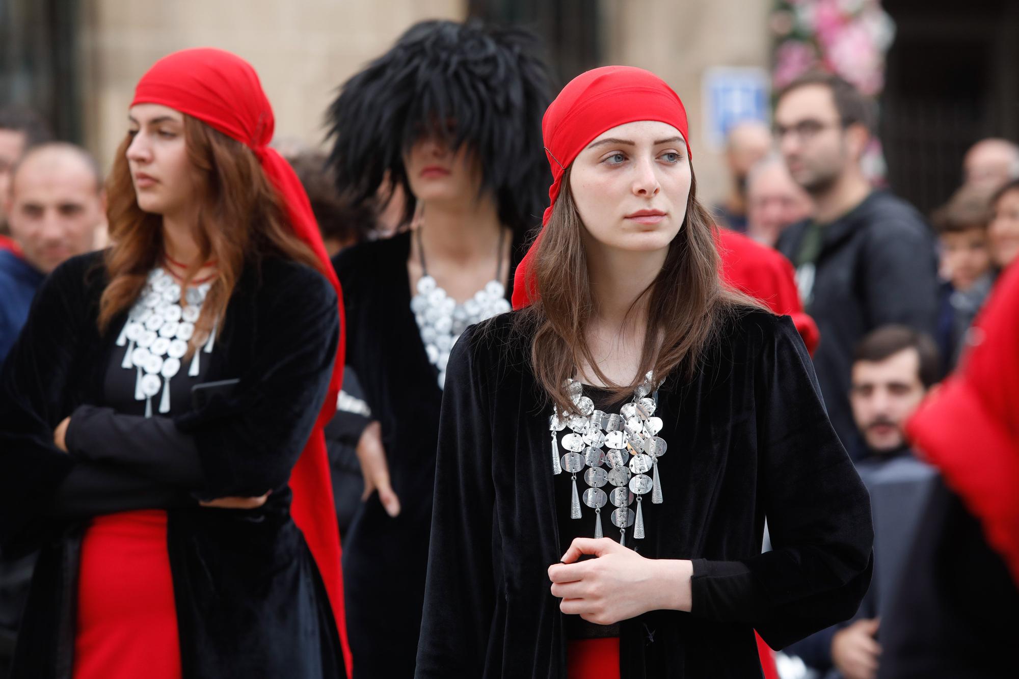 El festival de música y danzas populares llena las calles de Avilés de color