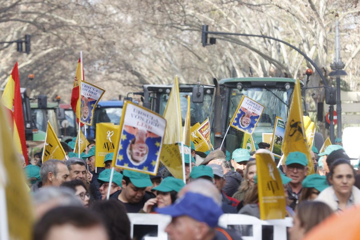 Colapso en las calles de València en el inicio de la tractorada por el acuerdo de la UE y el Mercosur