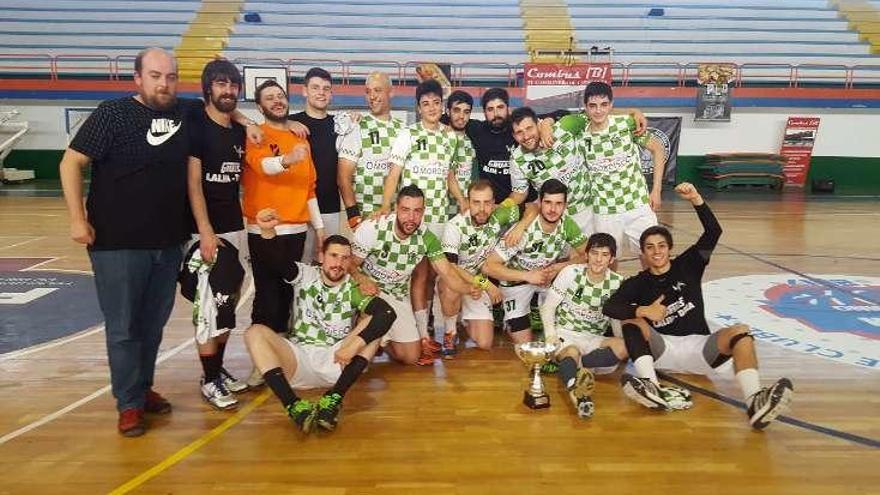 La plantilla verdiblanca y su técnico posan con el trofeo.