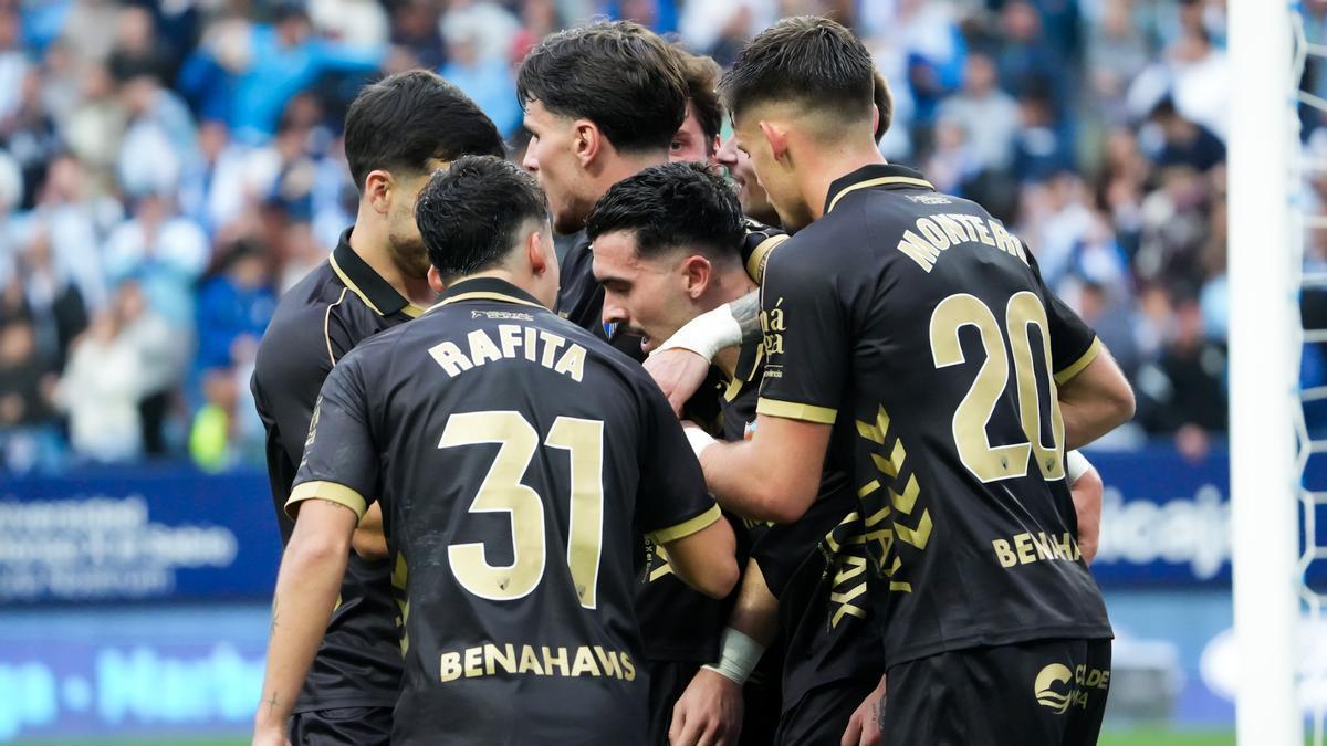 Los jugadores del Málaga CF celebran el gol de Joaquín ante Las Palmas.
