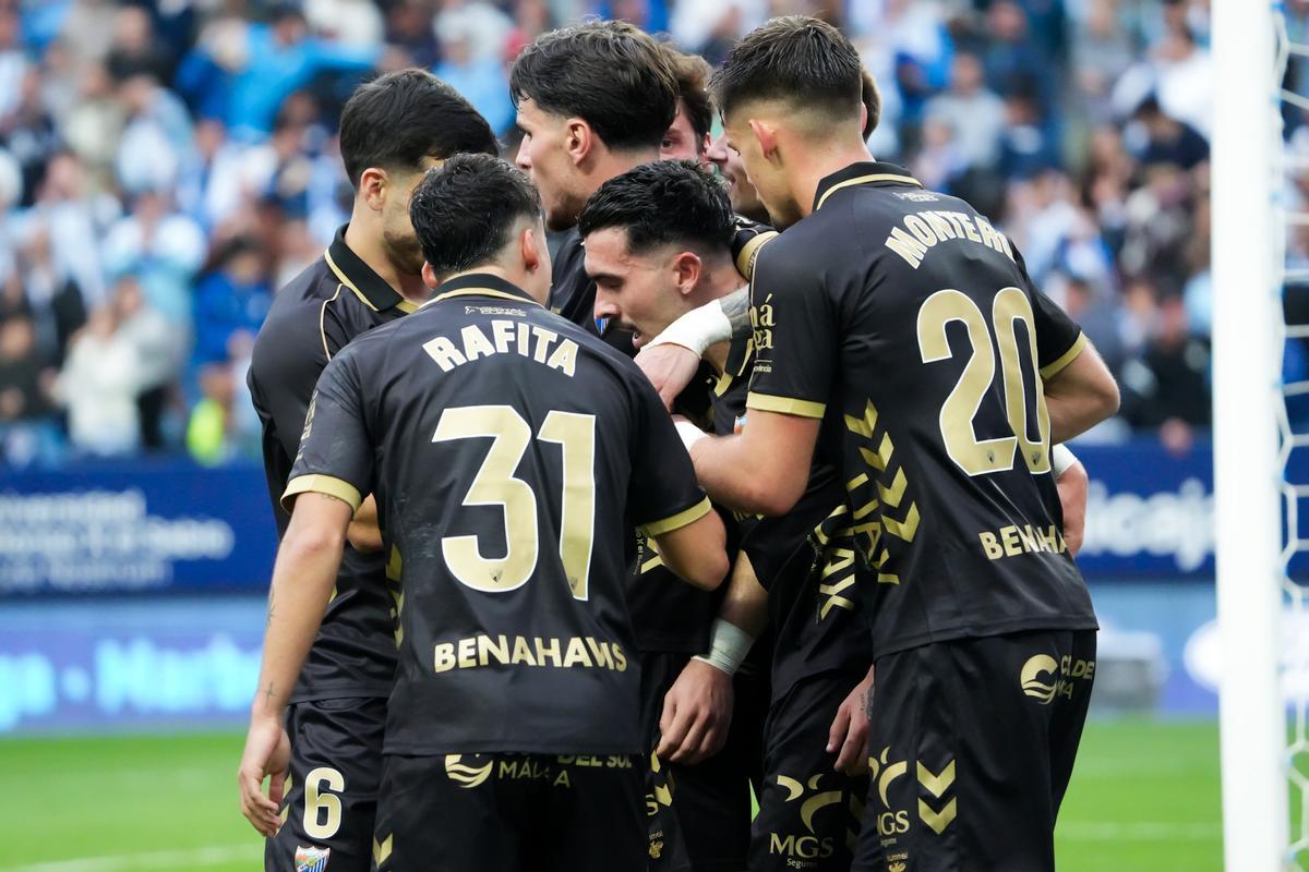 Los jugadores del Málaga CF celebran el gol de Joaquín ante Las Palmas.