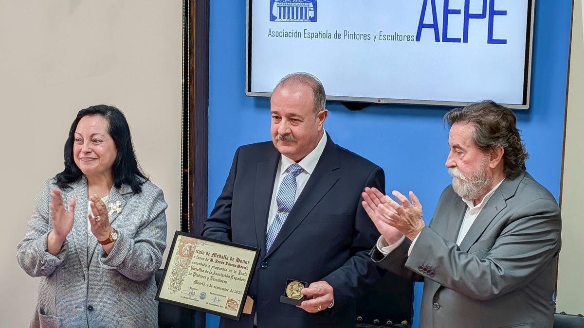 Jesús Lozano (Saorin), junto a representantes de la AEPE,  recoge la Medalla de Honor
