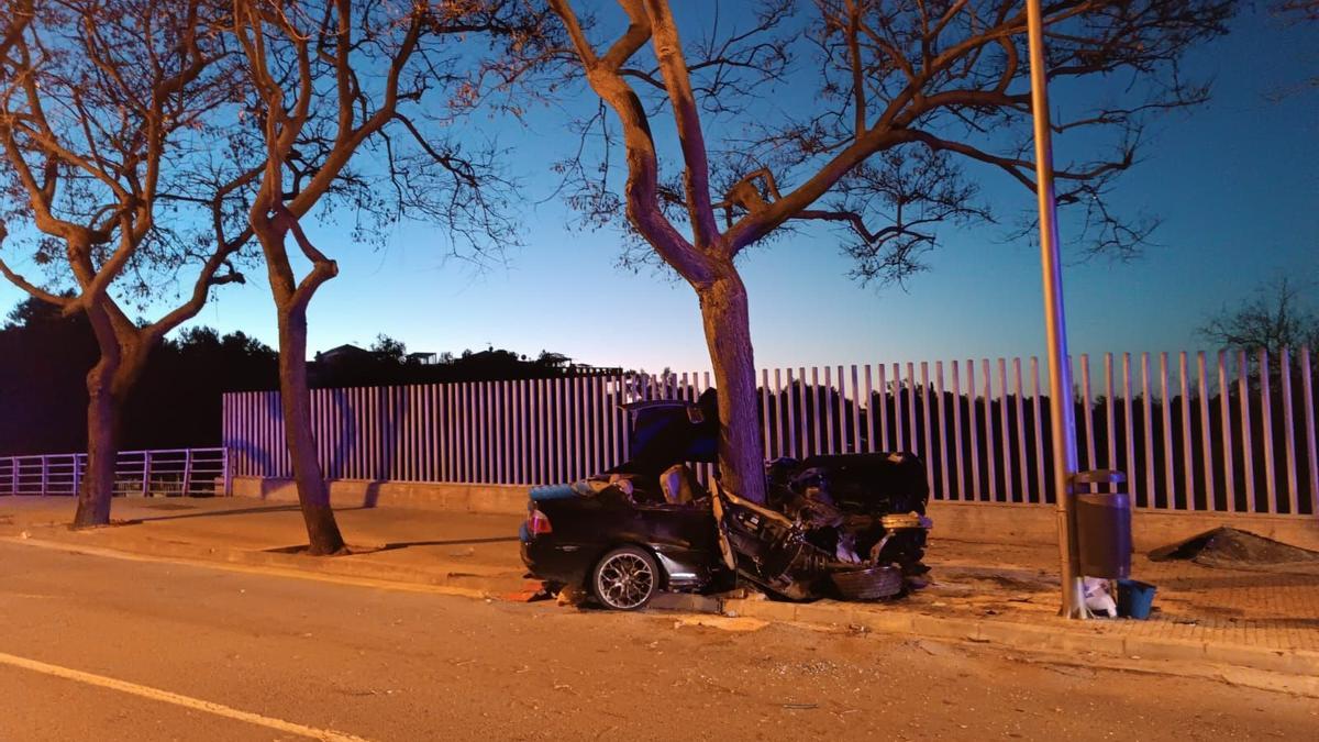 Der BMW wickelte sich mit der Beifahrerseite regelrecht um den Baum.