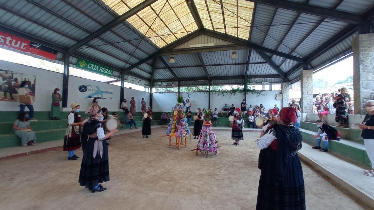 Las aldeanas de Porrúa cantando el ramu en la bolera cubierta.