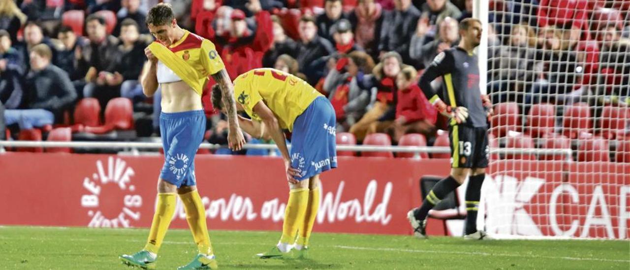 Raíllo, Yuste y Cabrero se lamentan tras uno de los goles encajados ante el Tenerife en el partido del sábado en el Iberostar Estadio.