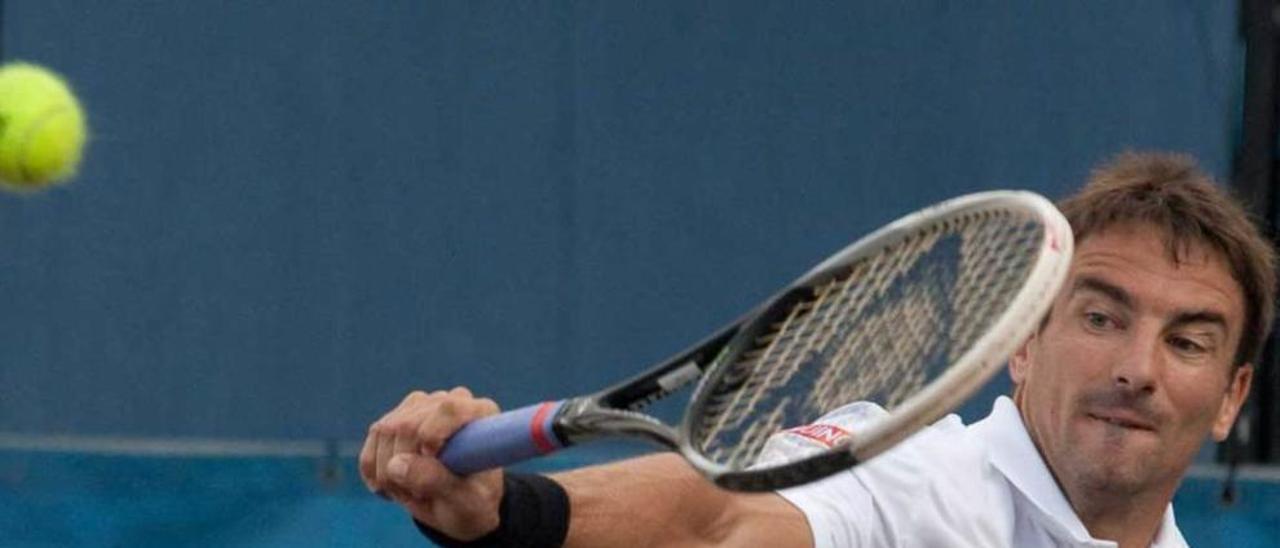 Tommy Robredo devuelve una bola de revés durante la final del Tenis Playa de 2013, frente a Nicolás Almagro.