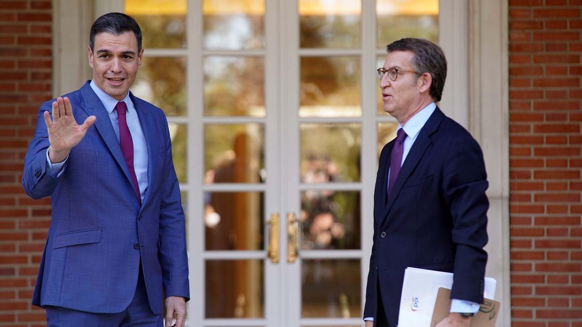 Pedro Sanchez y Alberto Núñez Feijóo, antes de la reunión que mantuvieron el 7 de abril en la Moncloa