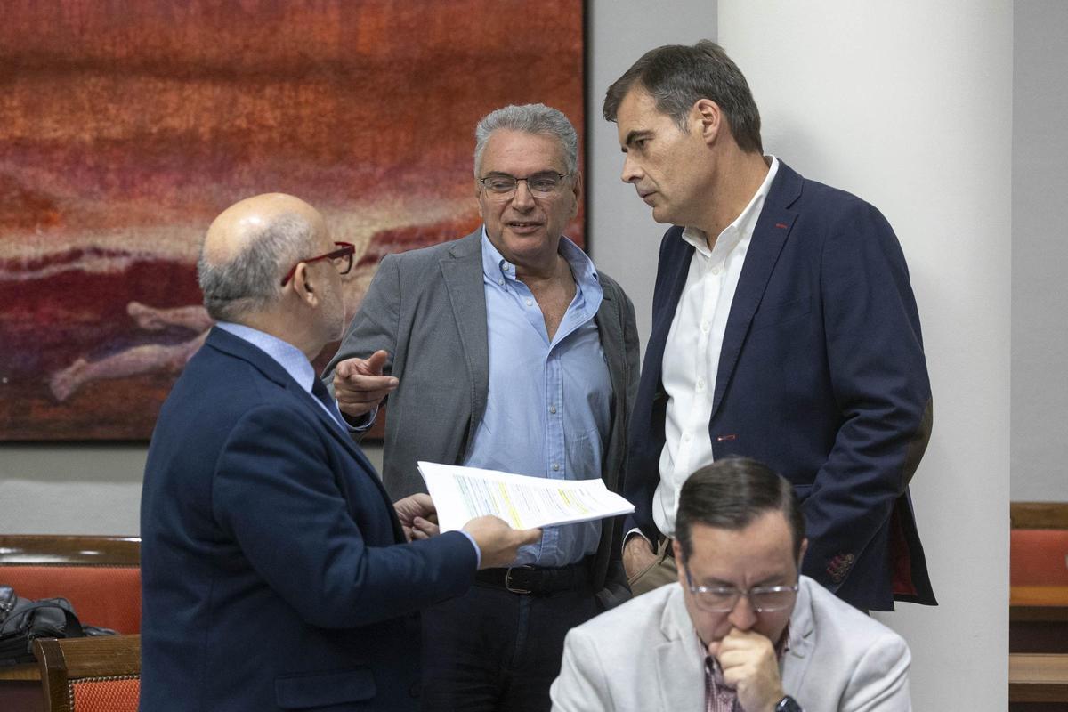 El viceconsejero Gabriel Megías (c) conversa con el nacionalista José Miguel Barragán (i) y el conservador Fernando Enseñat.