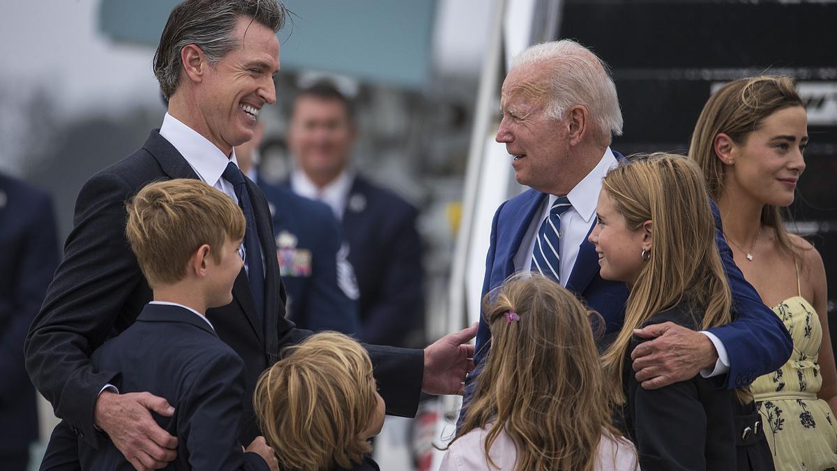 El gobernador de California, Gavin Newsom, y su familia dan la bienvenida a Biden.