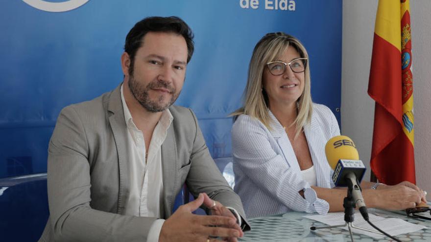 El número uno de la candidatura Fran Muñoz junto a Lola Francés