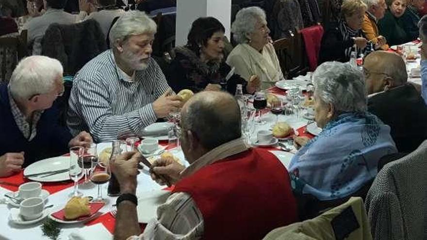 Algunos de los asistentes a la comida de Peñamellera Baja.