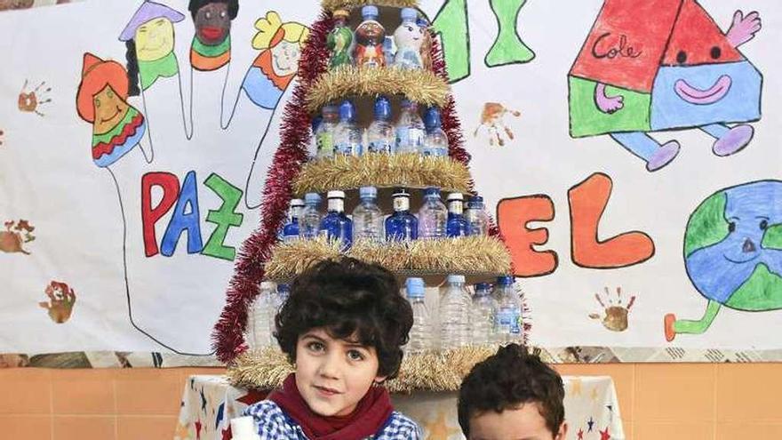 Marcos Fernández (izquierda) y Daniel Lois, ayer, junto al árbol de botellas del Lorenzo Novo Mier.