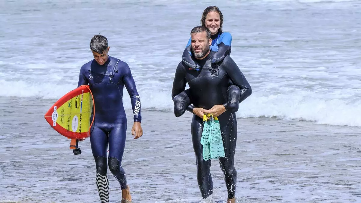 ¿Es posible bailar las olas sin pies ni manos? Sarah Almagro, la campeona del mundo que surfea la adversidad