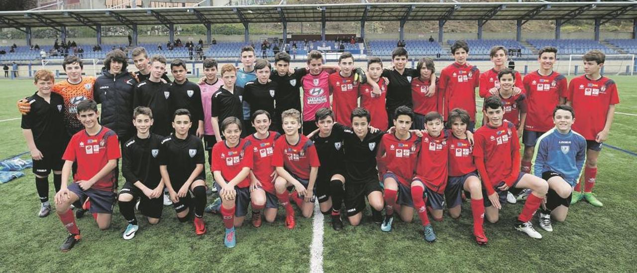 Los equipos del Astur y del Atlético Lugones, antes del partido de la fase previa disputado ayer en Oviedo.