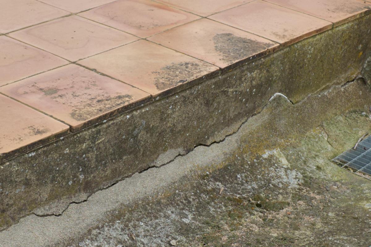 Les fotos dels desperfectes en una casa per les obres de la variant d'Anglès