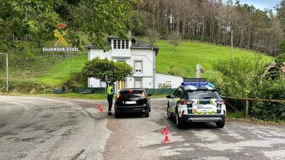 La Guardia Civil aplica el 0,1 con multas de 500 euros y 8 meses sin carnet pese a que circulaba a la velocidad adecuada: el error en el asiento del conductor