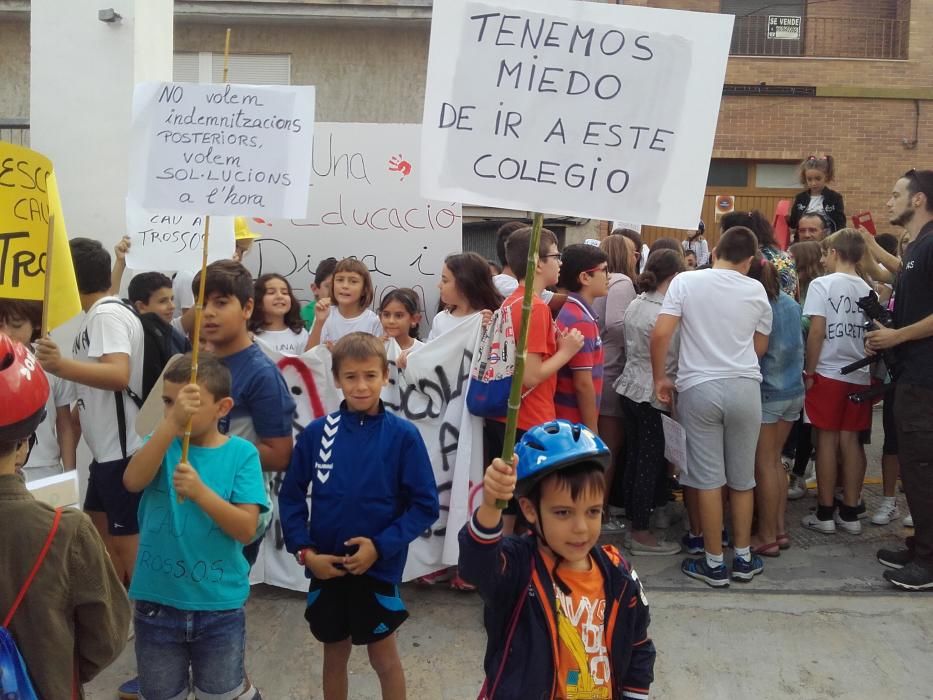 Protesta por el mal estado del colegio de la Font d'en Carròs