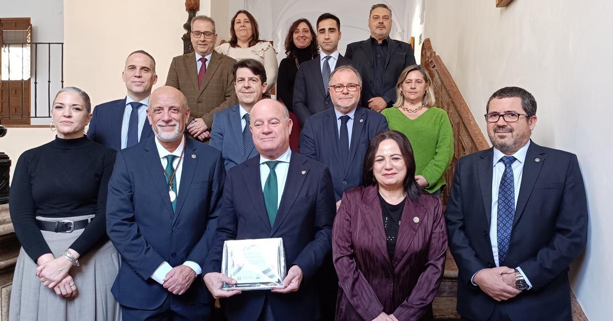 El presidente del Colegio de Graduados Sociales de Málaga. Eduardo Ruiz, en el centro de la imagen junto al alcalde de Antequera, Manuel Barón.